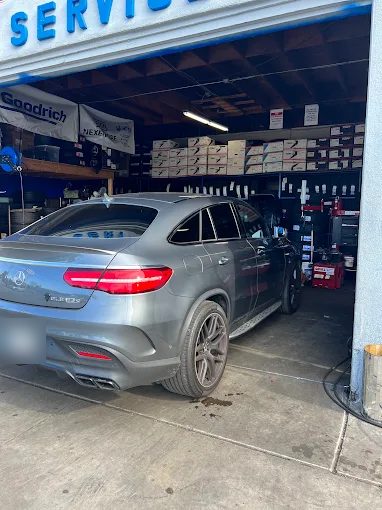 Un Mercedes en la bahía cambiando llantas