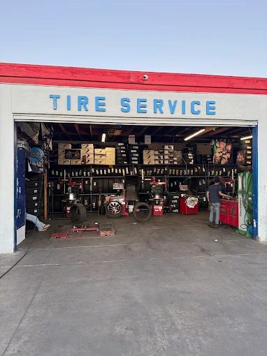 La bahía de servicio con máquinas y racks de llantas